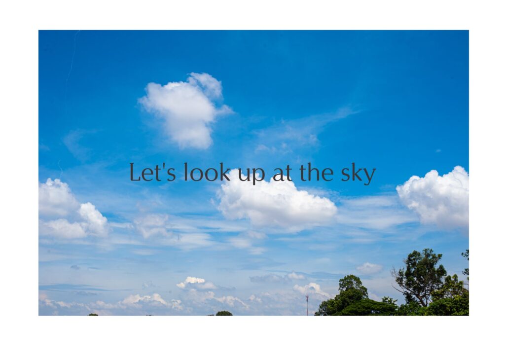 広がる青空白い雲地上には木々の写真